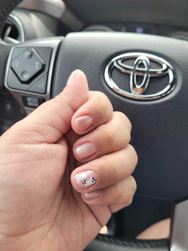 Glossy Nails nail design by Bibi Spa