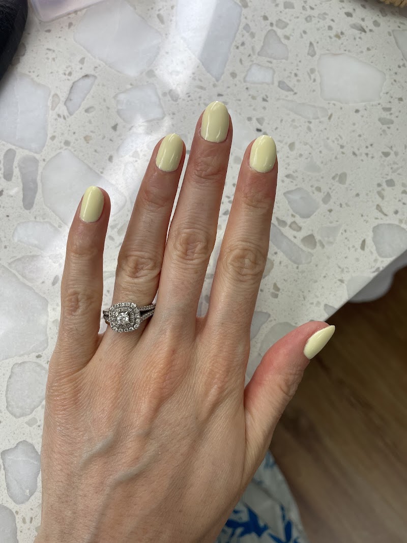 Glossy Nails nail design by Bibi Spa