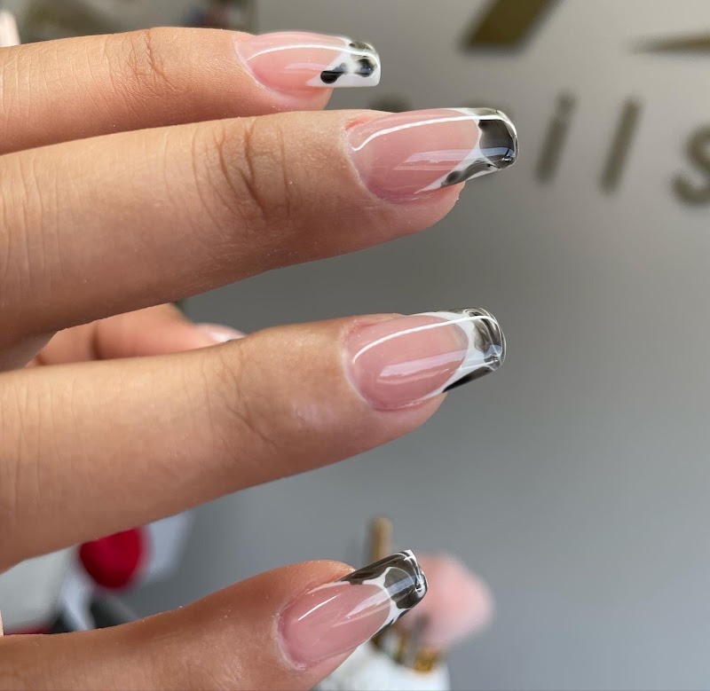 Glossy Nails nail design by VL Beauty Spa