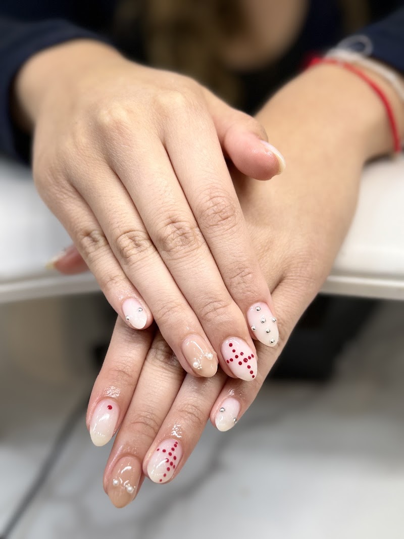 Veggie Cat Nail Lab | Best Gel Nail Services | Professional Chrome Nails | Cat Eye Nails — nail salon in Chicago