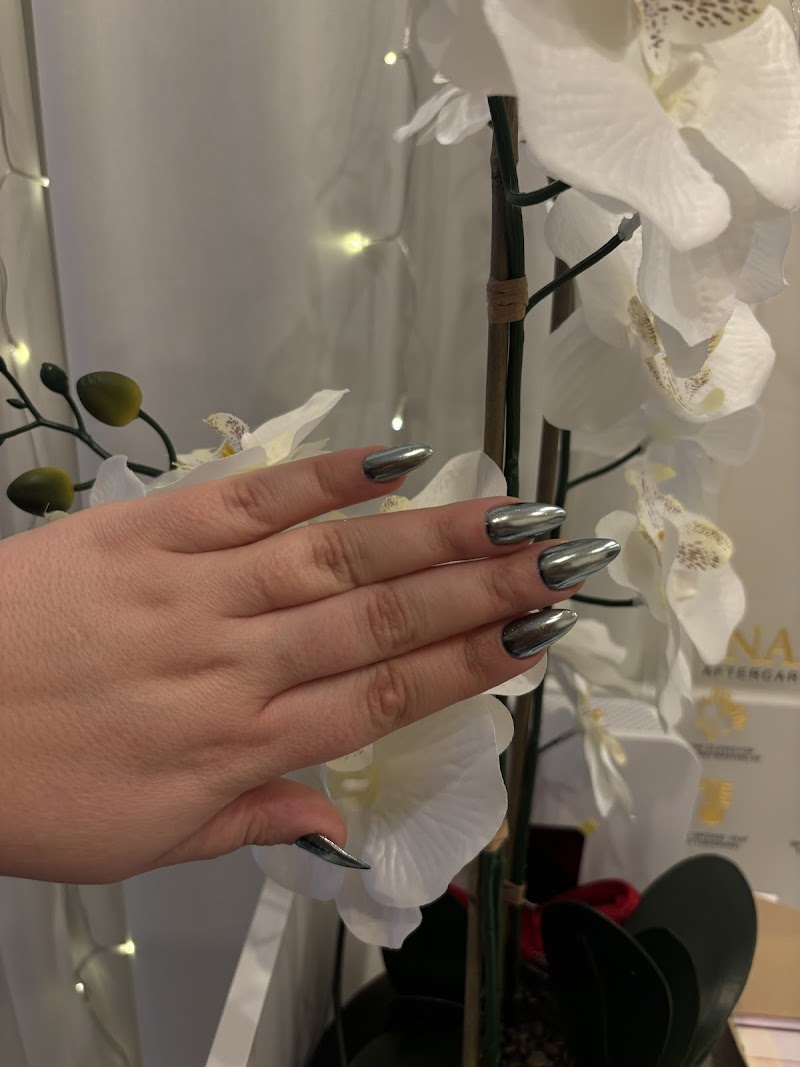 Glossy Nails nail design by Valora nail bar