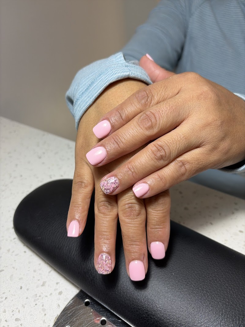 Glitter Nails nail design by Dickyi Beauty Salon in New York