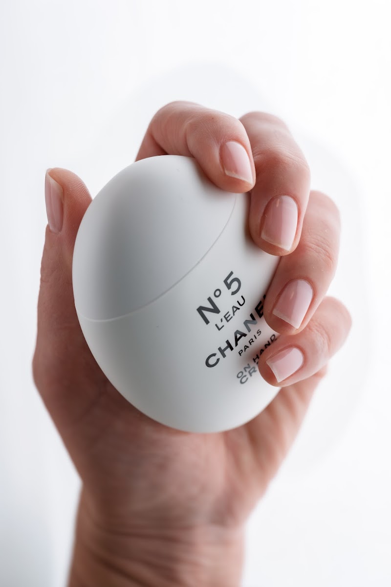 Almond Nails nail design by Natalie Pavlova Nail Studio