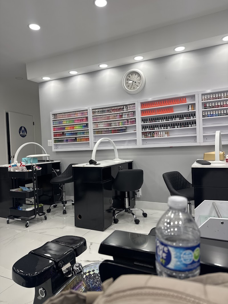 Geometric Nails nail design by GOLD NAIL BAR