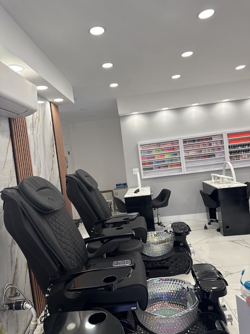 Geometric Nails nail design by GOLD NAIL BAR