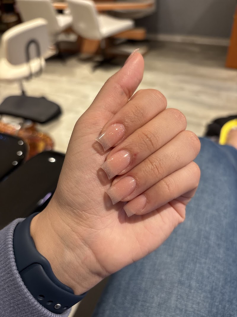 Almond Shape at 4 Nails & Beauty in New York