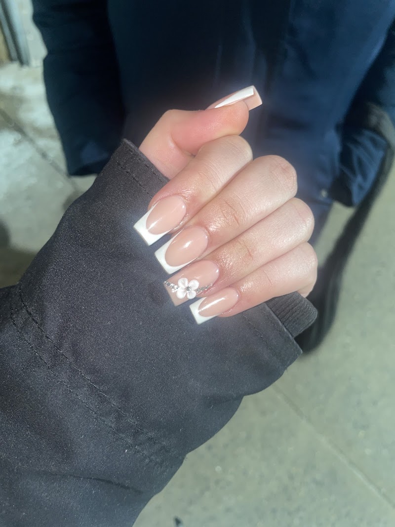 French Tips at Pao Taborda & Herrera - Salón de Belleza in New York