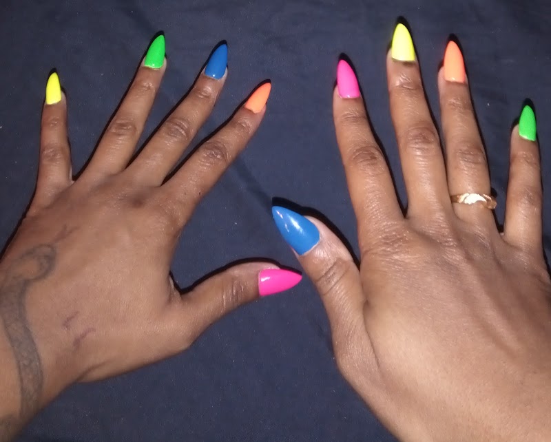 Floral Nails nail design by Happy nails and Spa Bronx in New York