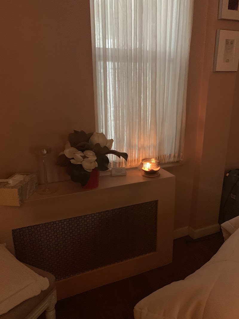 Summer Nails nail design by Le Salon Day Spa in New York