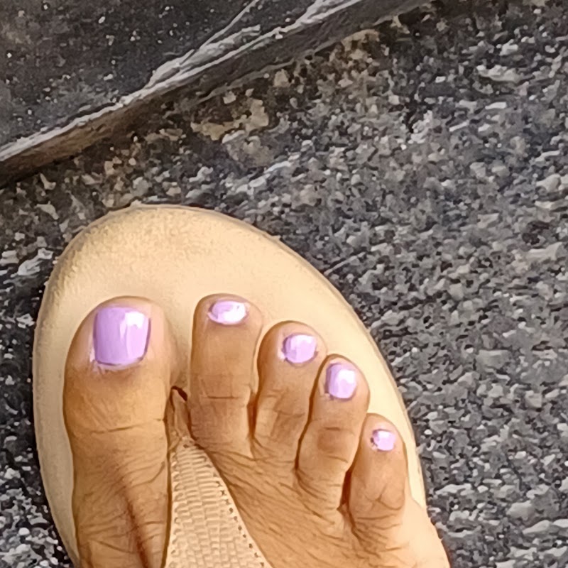 Summer Nails nail design by Le Salon Day Spa in New York