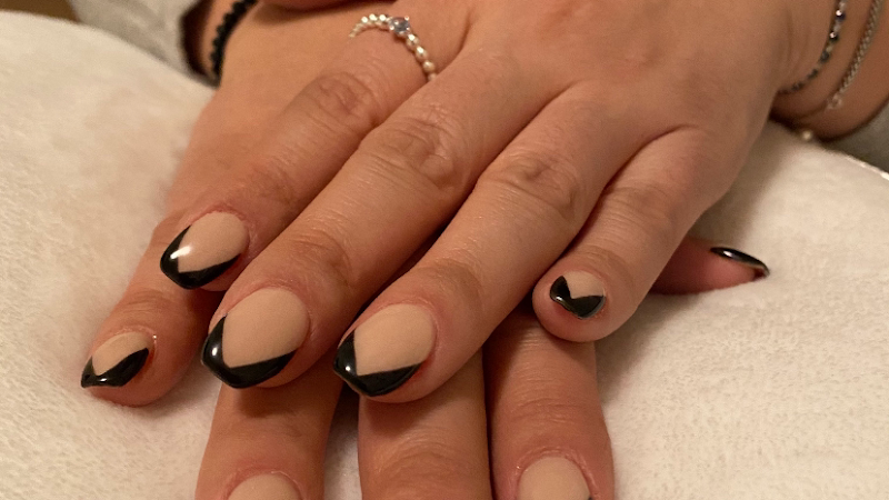 Black Nails nail design by Silvias Nails Salon & Spa