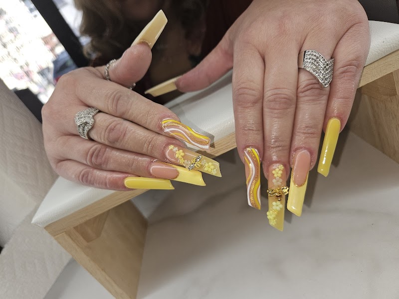 Almond Nail Ideas: Designs, Lengths & Best Styles