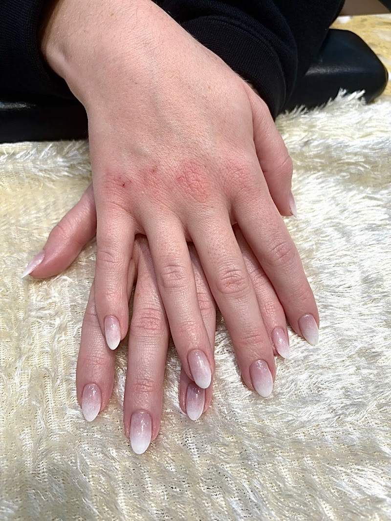 Floral Nails nail design by Nailology SPA in New York