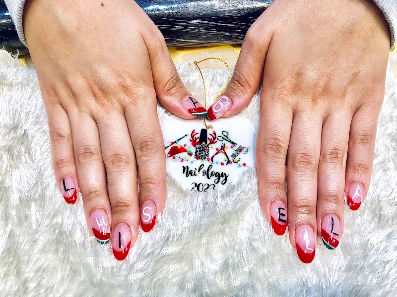 Floral Nails nail design by Nailology SPA in New York