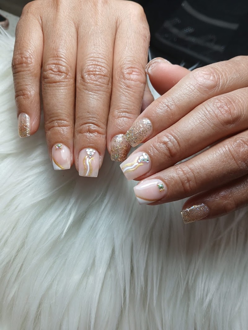 Glitter Nails nail design by Dream Nails Nyc Corp