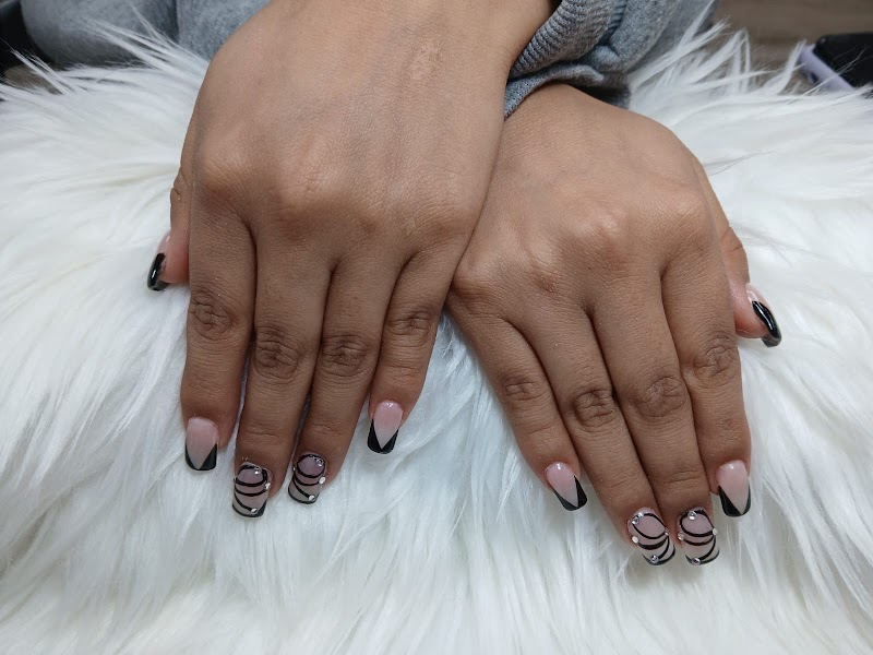 Glitter Nails nail design by Dream Nails Nyc Corp