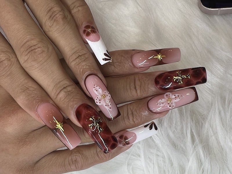 Floral Nails nail design by Luxe Nails & Beauty
