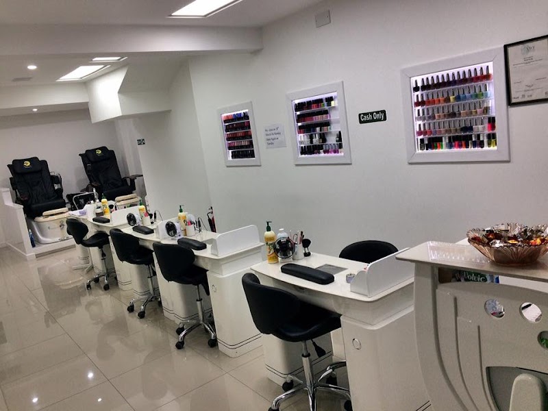 Nail Salon at Hollywood Star Nails in London