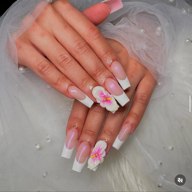 Stiletto Nails nail design by Tipsy Nails and Salonbar Doral in Miami