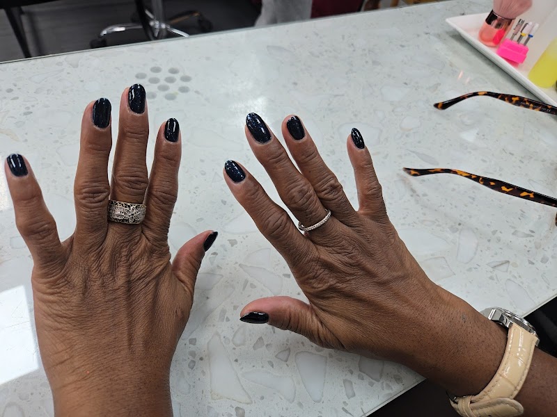 Black Nails nail design by Chris Spa & Nails