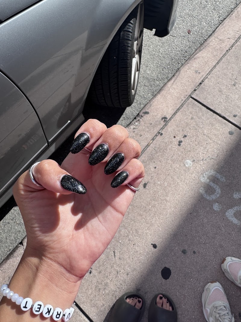 Coastal Nails nail design by BNT Nail Salon in Miami