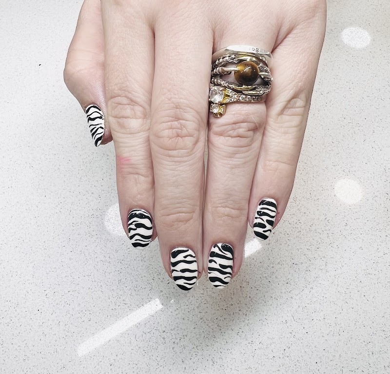 Stiletto Nails nail design by Noeud Nails & Beauty Old street in London