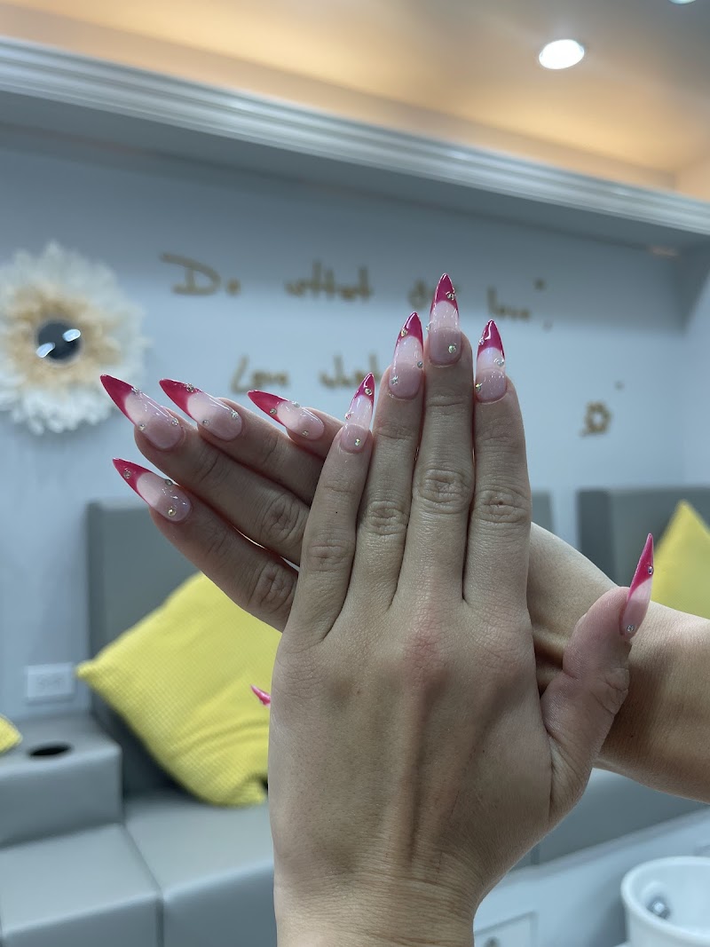 Valentine's Nails nail design by Spa Dabin Nail Old Town in Chicago