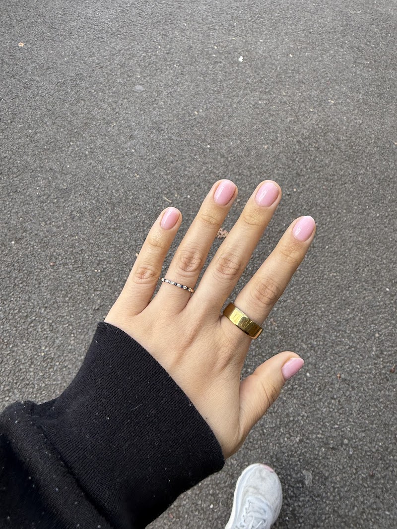 Oval Nails nail design by Pristine Nails Studio