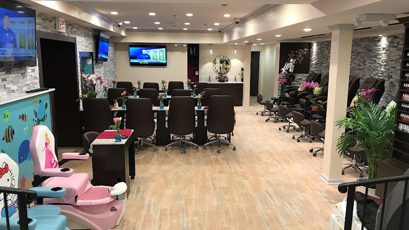 Vickies Nail Salon - Nail Salon in Chicago