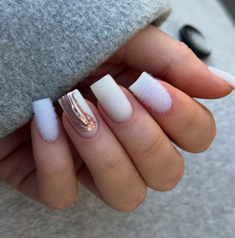 Ombre Nails nail design by Skobbi Nails Manicure and Pedicure in New York