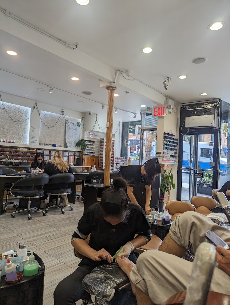 Summer Nails nail design by Eva's Nails & Spa in New York