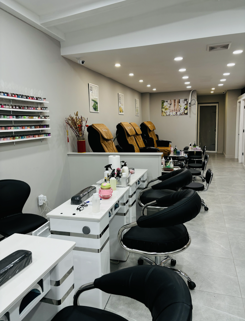 Floral Nails nail design by Sunflower Nails & Spa in New York