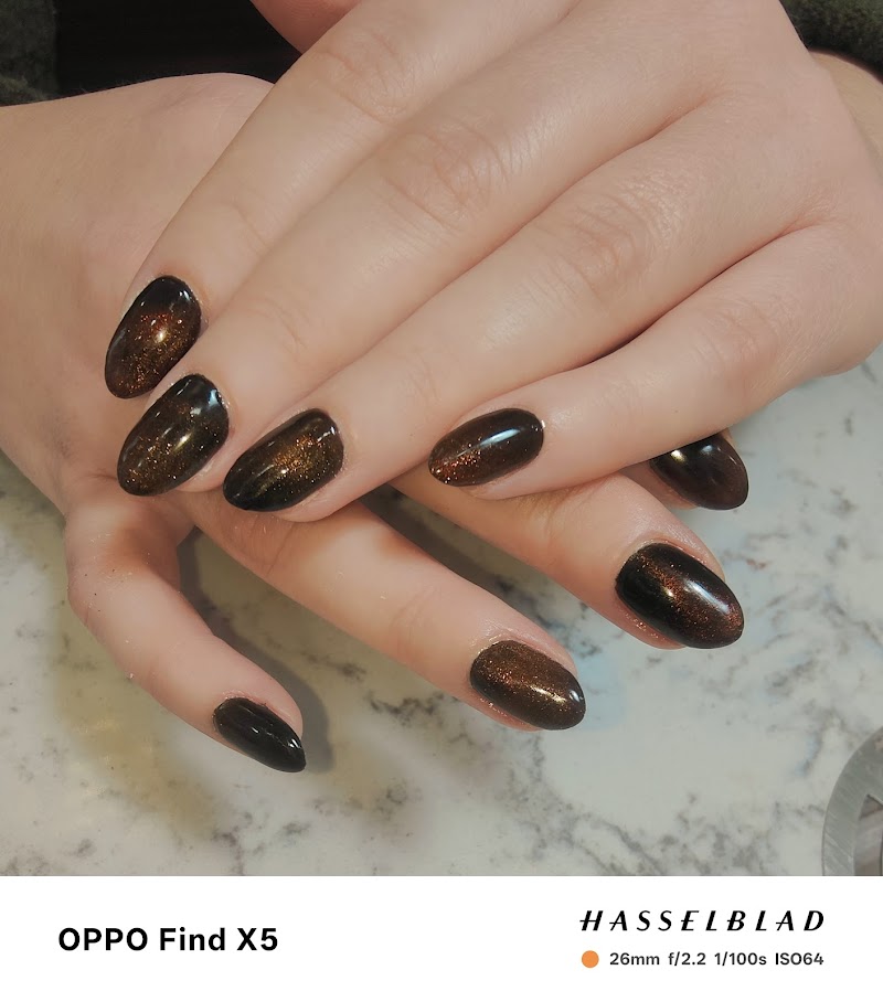 Red Nails nail design by High-end nails Forest Hill Road