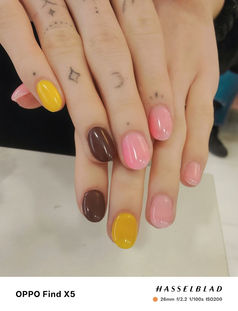 Red Nails nail design by High-end nails Forest Hill Road