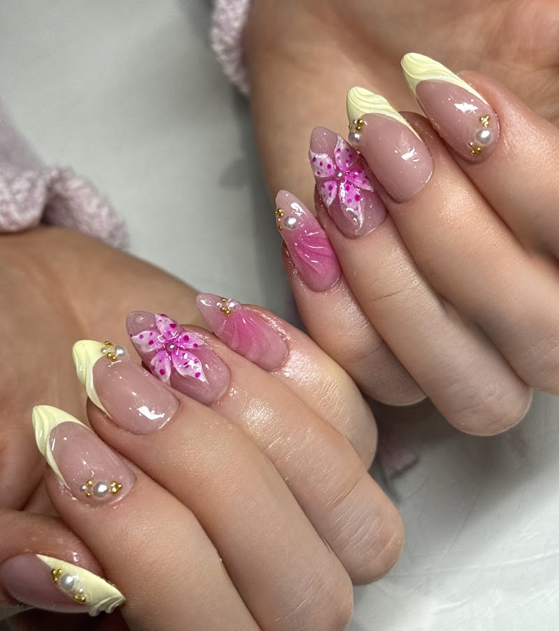 Christmas Nails nail design by California Nails in Los Angeles