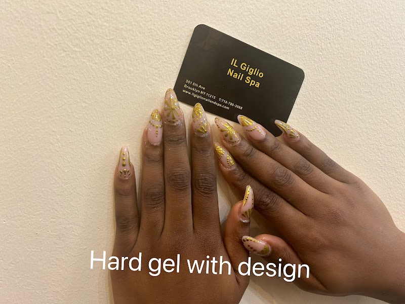 Geometric Nails nail design by IL Giglio Nail & Spa in New York