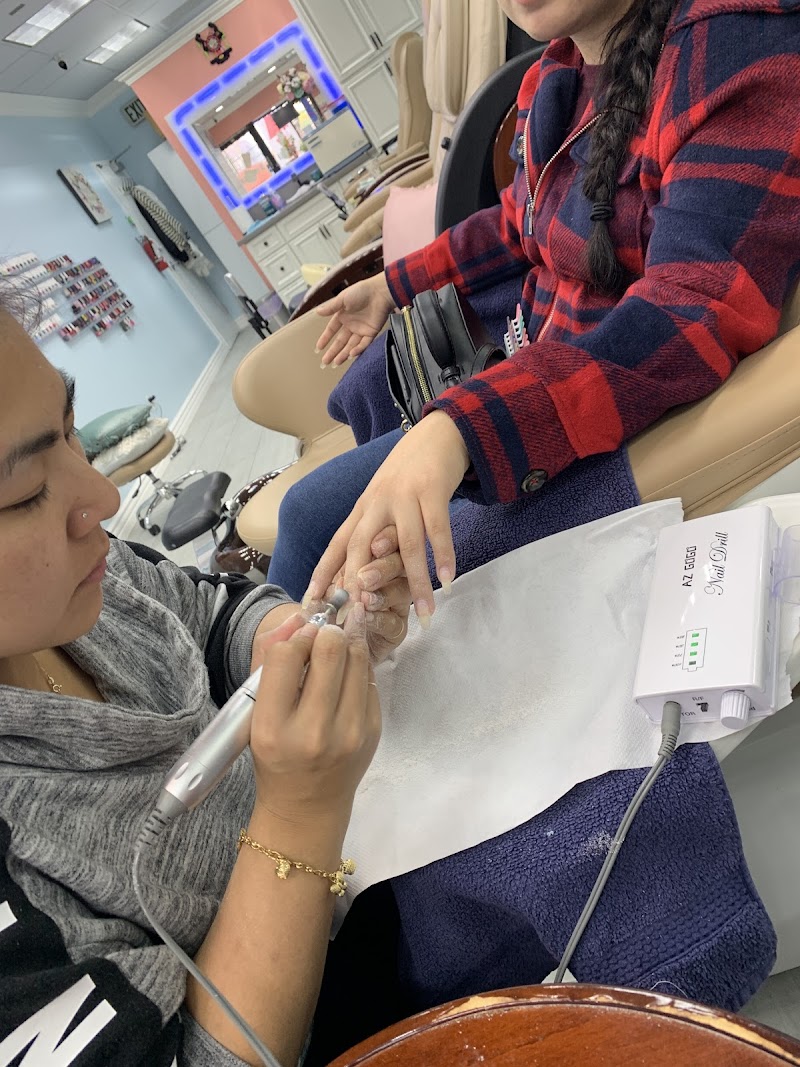 Nail Salon at Nailsholic in Los Angeles