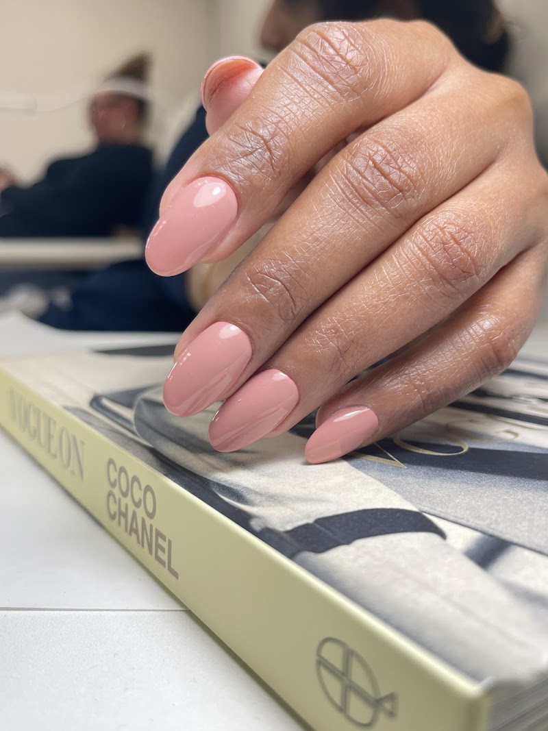 Almond Shape at Elf Nails Lab in New York