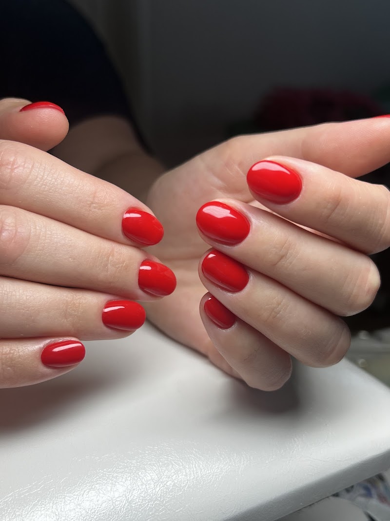 Oval at Mira Pronails in Los Angeles