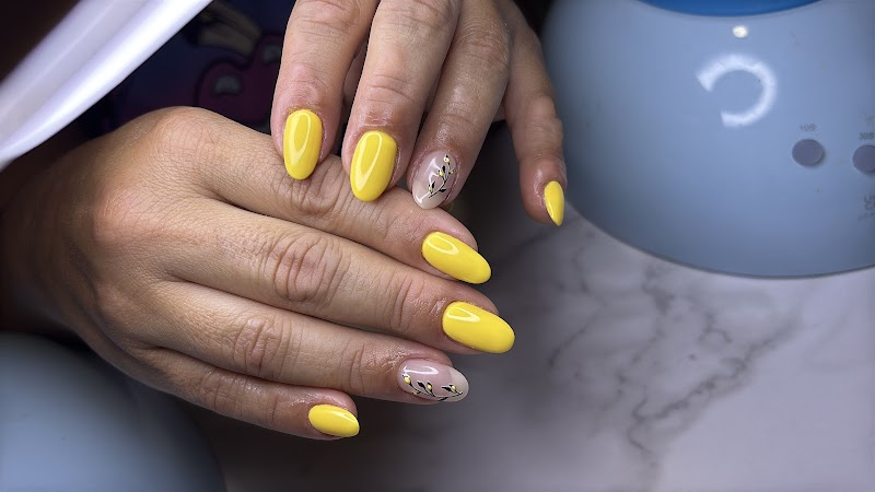 Floral Nails nail design by Belleza Bliss