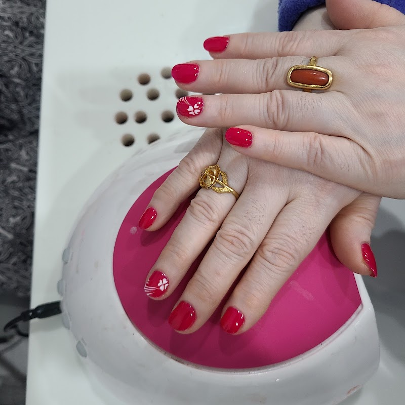 Red Nails nail design by Sumi's Beauty Salon & Boutique in New York