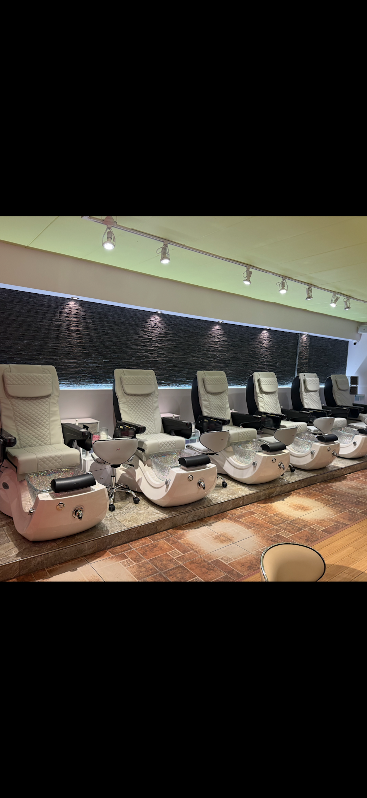 Nail Salon at Loyal Nails & SPA ( River North) in Chicago