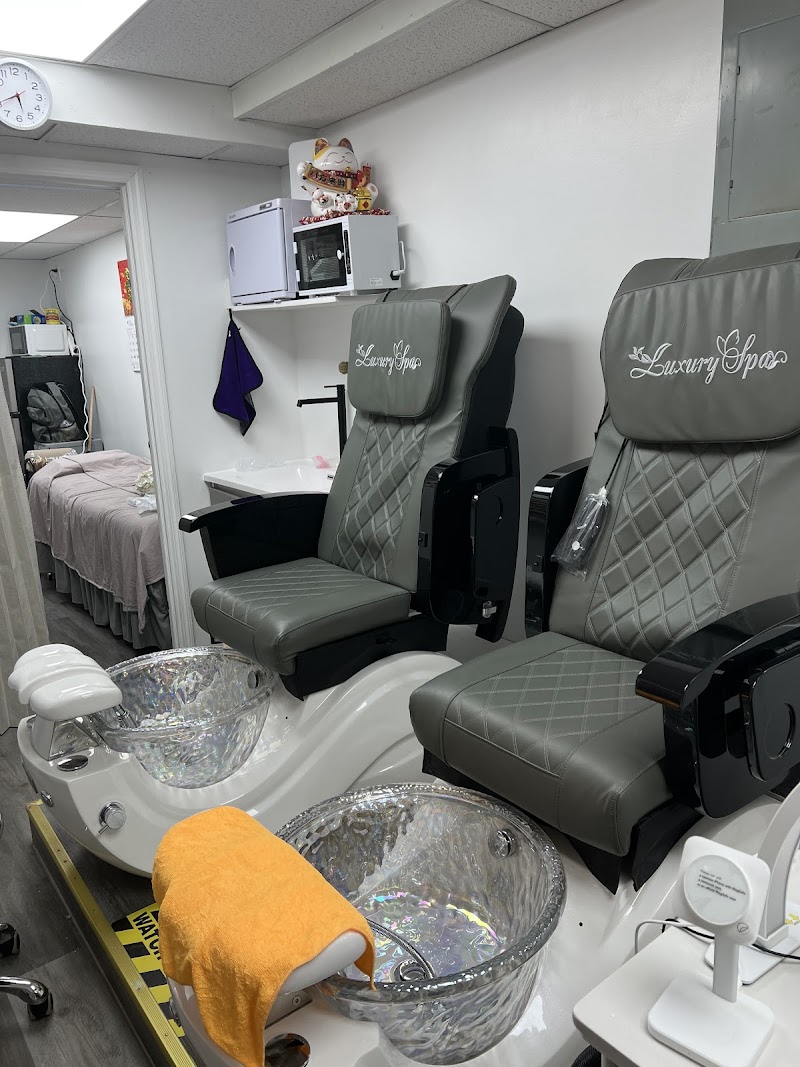 Summer Nails nail design by Yumi Nail Salon in New York