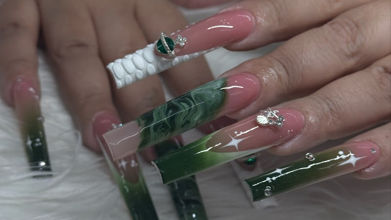3D Nails nail design by Luxe Nails Bar Inc