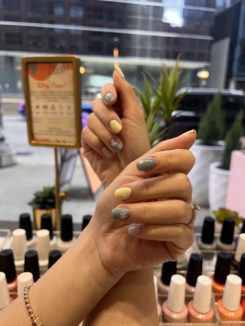 Nail Salon at 7am Nail Care (old Town) in Chicago