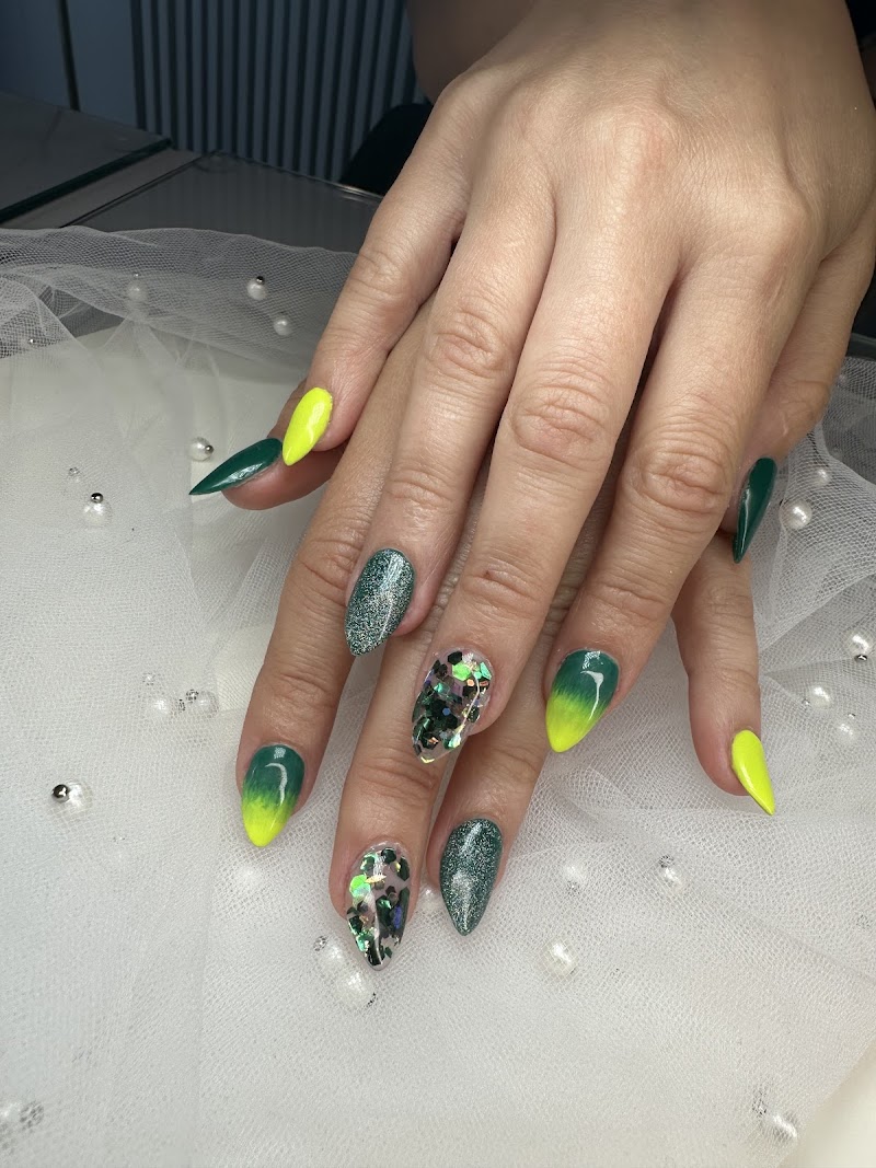 Floral Nails nail design by SILKK Esthetics